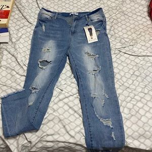 Shaping ripped jeans